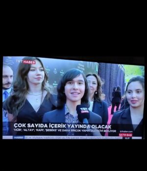 Alperen Efe Esmer Instagram - Başlıyoruz🤘🏻 Yeni sezon bölümlerimiz bugün itibariyle @tabii'de sizlerle💚 Aksiyon ve heyecan yine dorukta.🔥✨
@trt1 @tabii  #trtdijital #platform #tabii #lansman #candostlar #tozkoparaniskender