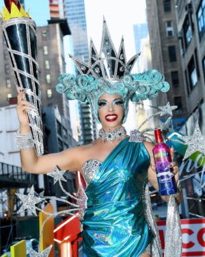 Alyssa Edwards Instagram - #ad Lady Liberty and @SmirnoffUS are here to welcome everyone home to #NYC for #Pride with a whole lot of love and as always, some delicious cocktails. 
Y’all this is a celebration for all, no matter where in the world you are, and we need to remember to support one another not only today, but all year round 🌈
Love each other always and forever ❤️#tonguepop #alyssaedwards #ladyliberty #ad