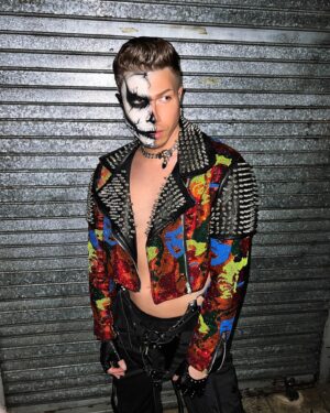 Alyssa Hunter Instagram - SKULL 💀🤘🏼🔥⚙️ 
#YellowHalloween2023 

🖌️ Makeup/ Look: By me. 

#HappyHalloween #Skull #esqueleto #Punk #yellowhalloween2023 #Boo #DragRace #trade 
#Costumes #saw  #skullmakeup