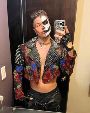 Alyssa Hunter Instagram - SKULL 💀🤘🏼🔥⚙️ 
#YellowHalloween2023 

🖌️ Makeup/ Look: By me. 

#HappyHalloween #Skull #esqueleto #Punk #yellowhalloween2023 #Boo #DragRace #trade 
#Costumes #saw  #skullmakeup