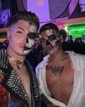 Alyssa Hunter Instagram - SKULL 💀🤘🏼🔥⚙️ 
#YellowHalloween2023 

🖌️ Makeup/ Look: By me. 

#HappyHalloween #Skull #esqueleto #Punk #yellowhalloween2023 #Boo #DragRace #trade 
#Costumes #saw  #skullmakeup