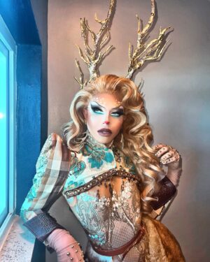 Alyssa Hunter Instagram - MERRY CHRISTMAS! 🦌🌲🫎 

Wishing you a Merry Christmas & Happy 
Holidays with your loved ones.❤️💫 

🪡: @javierarnaldodesign 
💇🏼‍♀️: @draglabwigs 
📸: @angelinabeepr 
 
#rudolphtherednosedreindeer #rudolph #xmas #merrychristmas #holidays #rupaulsdragrace #DragRace #christmastime