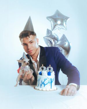 Alyssa Hunter Instagram - HAPPY 29th BIRTHDAY TO ME! 💙🎂🐶 

Hoy con mucha felicidad y agradecimiento celebro la llegada de los casi casi 30 y que mejor que Celebrarlos junto a mi Hija “Molly” quien con su amor puro ha sido mi fiel acompañante durante 10 años. 🥹🐾

Gracias a todx por sus felicitaciones y mensajes bonitos.🫶🏻 
A mi Familia y Amigos, Los Amo con el corazón, Gracias por un año lleno de hermosas experiencias junto a mi. 🙏🏼 

📷: @joshanton 
👔: @moralesjatniel 
🎂: @sweetanncakespr 
🎈: @partycitypr 
🐶: Molly Hunter 
📍: @nosveran.studio 

#itsmybirthday  #29birthday #blessed #gratitude #piscis♓ #february1995 #Chihuahua #daughter #happiness #celebration #selflove