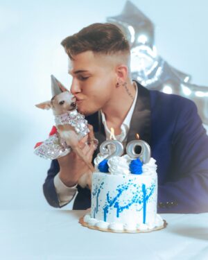 Alyssa Hunter Instagram - HAPPY 29th BIRTHDAY TO ME! 💙🎂🐶 

Hoy con mucha felicidad y agradecimiento celebro la llegada de los casi casi 30 y que mejor que Celebrarlos junto a mi Hija “Molly” quien con su amor puro ha sido mi fiel acompañante durante 10 años. 🥹🐾

Gracias a todx por sus felicitaciones y mensajes bonitos.🫶🏻 
A mi Familia y Amigos, Los Amo con el corazón, Gracias por un año lleno de hermosas experiencias junto a mi. 🙏🏼 

📷: @joshanton 
👔: @moralesjatniel 
🎂: @sweetanncakespr 
🎈: @partycitypr 
🐶: Molly Hunter 
📍: @nosveran.studio 

#itsmybirthday  #29birthday #blessed #gratitude #piscis♓ #february1995 #Chihuahua #daughter #happiness #celebration #selflove