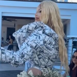 Alyssa Hunter Instagram - HUSTLER GIRL! 💵💰💸 

BLING BLING BLING✨💅🏼 
Drag Brunch Look @thetryst_sanjuan. 

👗: Styled by me. 
📸: @yougotmelvin 
📍: @thetryst_sanjuan 

Rudemption Look @rupaulsdragrace. 
#Money #richgirl #Blondes #hustlers #moneyflow #suggardaddy #fantasy #dragrace #AlyssaHunter