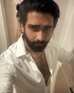 Amaal Mallik Instagram - Dressed in white, ready to conquer the night 🤍