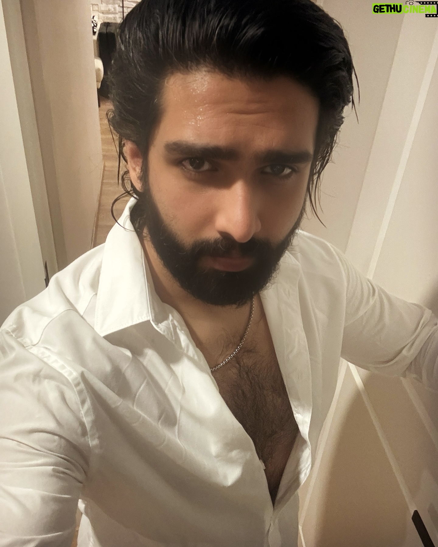 Amaal Mallik - 115.7K Likes - Dressed in white, ready to conquer the night 🤍