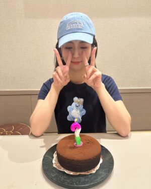 Amanda Chou Instagram - /
在一連串溫馨與驚喜的攻勢之下
吹了好幾個蠟燭 
許了好多個願望
準備進入人生的下一個階段
小姊姊要變成大姊姊了～

祝自己生日快樂
生活明朗
一路追光
可愛一如往常

歲月帶給我們魚尾紋
但也帶給我們從容和不惑
只要保持一顆樂觀善良的心
就能活得年輕 活得自在

感謝擁有的一切
也謝謝大家的祝福💗

Happy birthday ✨🦁️✨