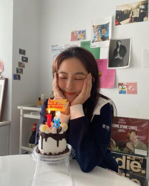 Amanda Chou Instagram - /
在一連串溫馨與驚喜的攻勢之下
吹了好幾個蠟燭 
許了好多個願望
準備進入人生的下一個階段
小姊姊要變成大姊姊了～

祝自己生日快樂
生活明朗
一路追光
可愛一如往常

歲月帶給我們魚尾紋
但也帶給我們從容和不惑
只要保持一顆樂觀善良的心
就能活得年輕 活得自在

感謝擁有的一切
也謝謝大家的祝福💗

Happy birthday ✨🦁️✨