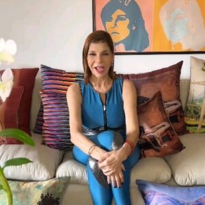 Amanda Gutiérrez Instagram - LEAN LA DESCRIPCIÓN!!! 👇👇👇👇👇Hola todos!!! Llegaron los pequeños 
Aeropuerto de Cruz Diez ,👇👇👇abajo toda la información!❤️
El WhatsApp de los cojines para pedidos es 0412 6023234, (sólo mensajes y notas de voz)El  precio de los cojines es de  45$ a@sin relleno y  5$  adicionales con relleno  c/u
La medida  del cojín 43x43cm 
y del  relleno es de 45x45 cm ,#¹ para que quede bien gordito ! 
Y los de 60x60  60$ sin  relleno  y 7$ adicionales con el relleno C/U
Viene ya en su bolsa de tela para regalo ! Ideal para regalar en cualquier ocasión! 🎁
Forma de pago Efectivo  Zelle o Pagomóvil.
Tenemos Pick up  y Delivery en Caracas,  escribeme por DM y el WhatsApp de los cojines es 0412 6023234 y nos ponemos de acuerdo.
Para compras en el interior y exterior  se realizará el envío  con cobro a destino . 
Gracias  por su apoyo, a la primera colección “ Homenaje a Nuestros Artistas Venezolanos” 
Gracias a todos! Amanda .