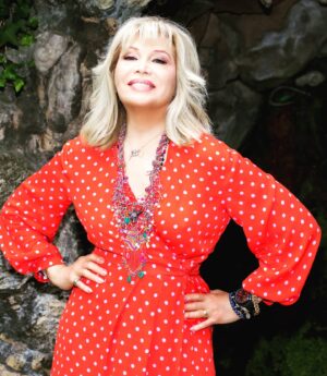 Amanda Lear Instagram - Red polka dot..happy colour..