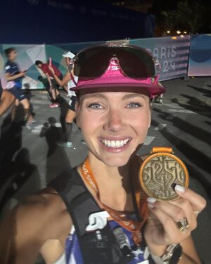 Amandine Petit Instagram - Finisher du Marathon pour Tous sur le parcours des Jeux Olympiques de Paris 2024 ! Fierté éternelle 🫀❤️‍🔥🏅Une ambiance incroyable, un dénivelé inimaginable, des millions de frissons qui feront de cette nuit du 10 août 2024 un moment inoubliable ! Merci à ma famille @teamorangerunning @claudehenriduriez ma @flora_dlhs et mon Aiyoub 🧡🔥😍 sans oublier mon coach @dorian_louvet sans qui je n’aurais jamais couru plus qu’après mon bus au lycée ! (5 heures 26 minutes et 03 secondes)