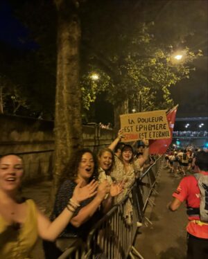 Amandine Petit Instagram - Finisher du Marathon pour Tous sur le parcours des Jeux Olympiques de Paris 2024 ! Fierté éternelle 🫀❤️‍🔥🏅Une ambiance incroyable, un dénivelé inimaginable, des millions de frissons qui feront de cette nuit du 10 août 2024 un moment inoubliable ! Merci à ma famille @teamorangerunning @claudehenriduriez ma @flora_dlhs et mon Aiyoub 🧡🔥😍 sans oublier mon coach @dorian_louvet sans qui je n’aurais jamais couru plus qu’après mon bus au lycée ! (5 heures 26 minutes et 03 secondes)