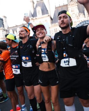 Amandine Petit Instagram - Finisher du Marathon pour Tous sur le parcours des Jeux Olympiques de Paris 2024 ! Fierté éternelle 🫀❤️‍🔥🏅Une ambiance incroyable, un dénivelé inimaginable, des millions de frissons qui feront de cette nuit du 10 août 2024 un moment inoubliable ! Merci à ma famille @teamorangerunning @claudehenriduriez ma @flora_dlhs et mon Aiyoub 🧡🔥😍 sans oublier mon coach @dorian_louvet sans qui je n’aurais jamais couru plus qu’après mon bus au lycée ! (5 heures 26 minutes et 03 secondes)