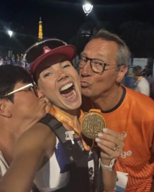 Amandine Petit Instagram - Finisher du Marathon pour Tous sur le parcours des Jeux Olympiques de Paris 2024 ! Fierté éternelle 🫀❤️‍🔥🏅Une ambiance incroyable, un dénivelé inimaginable, des millions de frissons qui feront de cette nuit du 10 août 2024 un moment inoubliable ! Merci à ma famille @teamorangerunning @claudehenriduriez ma @flora_dlhs et mon Aiyoub 🧡🔥😍 sans oublier mon coach @dorian_louvet sans qui je n’aurais jamais couru plus qu’après mon bus au lycée ! (5 heures 26 minutes et 03 secondes)