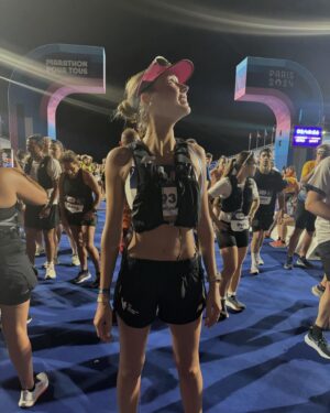 Amandine Petit Instagram - Finisher du Marathon pour Tous sur le parcours des Jeux Olympiques de Paris 2024 ! Fierté éternelle 🫀❤️‍🔥🏅Une ambiance incroyable, un dénivelé inimaginable, des millions de frissons qui feront de cette nuit du 10 août 2024 un moment inoubliable ! Merci à ma famille @teamorangerunning @claudehenriduriez ma @flora_dlhs et mon Aiyoub 🧡🔥😍 sans oublier mon coach @dorian_louvet sans qui je n’aurais jamais couru plus qu’après mon bus au lycée ! (5 heures 26 minutes et 03 secondes)