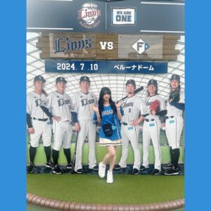 Amane Shindo Instagram - 現地からはむほー⚾️💙

チケット発売日からママとずっと楽しみにしていた試合観戦🏟
両チームめちゃくちゃアツい闘いだった…感動ｯｯｯ‼️😭✨️

日ハムの勝利！！！！！！！
本日のヒーローはマルちゃん⚾️🌟⋆꙳
ホームラン打った時嬉しすぎて泣きました😭😭😭
本当にヒーローすぎますｯｯｯ✨️
 
ドリオも連れてきちゃった(៸៸>⩊<៸｀)

球場グルメも試合も芝生も楽しんで、沢山勇気と元気を貰いました！！
お仕事頑張るパワーになったぁぁぁ💪💪💪💪💪
私も明日からまた頑張るぞ〜‼️

 #北海道日本ハムファイターズ  #lovefighters  #日ハム  #野球観戦  #野球女子  #ねすぐらむ