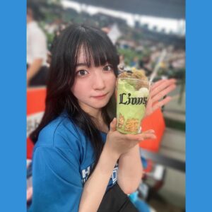 Amane Shindo Instagram - 現地からはむほー⚾️💙

チケット発売日からママとずっと楽しみにしていた試合観戦🏟
両チームめちゃくちゃアツい闘いだった…感動ｯｯｯ‼️😭✨️

日ハムの勝利！！！！！！！
本日のヒーローはマルちゃん⚾️🌟⋆꙳
ホームラン打った時嬉しすぎて泣きました😭😭😭
本当にヒーローすぎますｯｯｯ✨️
 
ドリオも連れてきちゃった(៸៸>⩊<៸｀)

球場グルメも試合も芝生も楽しんで、沢山勇気と元気を貰いました！！
お仕事頑張るパワーになったぁぁぁ💪💪💪💪💪
私も明日からまた頑張るぞ〜‼️

 #北海道日本ハムファイターズ  #lovefighters  #日ハム  #野球観戦  #野球女子  #ねすぐらむ