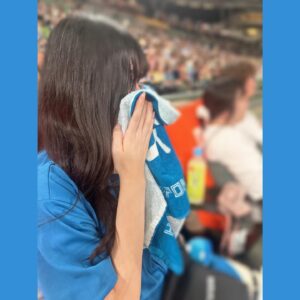 Amane Shindo Instagram - 現地からはむほー⚾️💙

チケット発売日からママとずっと楽しみにしていた試合観戦🏟
両チームめちゃくちゃアツい闘いだった…感動ｯｯｯ‼️😭✨️

日ハムの勝利！！！！！！！
本日のヒーローはマルちゃん⚾️🌟⋆꙳
ホームラン打った時嬉しすぎて泣きました😭😭😭
本当にヒーローすぎますｯｯｯ✨️
 
ドリオも連れてきちゃった(៸៸>⩊<៸｀)

球場グルメも試合も芝生も楽しんで、沢山勇気と元気を貰いました！！
お仕事頑張るパワーになったぁぁぁ💪💪💪💪💪
私も明日からまた頑張るぞ〜‼️

 #北海道日本ハムファイターズ  #lovefighters  #日ハム  #野球観戦  #野球女子  #ねすぐらむ