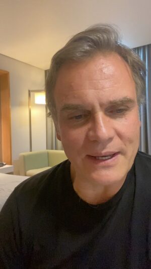 Amaro Gómez-Pablos Instagram - Ando de viaje, haciendo reportajes… pero me desconcierta y me siento molesto porque ocurre que en la misma semana en la que el mundo se declara en Código Rojo -climáticamente-, el Presidente de Chile va a contracorriente, citando a sus Seremis para votar a favor de un proyecto que es aberrante. #noadominga🚫 

No soy un fundamentalista o un fanático ambiental. Si soy consciente.  Soy un ciudadano sensato e informado, que a la vez es papá y periodista. Me preocupa el futuro de mis hijos y no estoy dispuesto a aceptar que lo sigan hipotecando a nombre de proyectos que no son sustentables. 

Escucha y multiplica el mensaje si estás de acuerdo. Es importante. 

#noadominga 
@alianzahumboldtcoquimbo @archipielagohumboldt 
@oceana_chile @greenpeacecl 
@max_bello @chaopescao_ 
@citizenmena 
@presidencia_cl 
@sebastianpinerae 
#chilesustentable