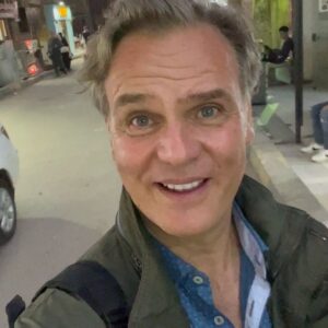 Amaro Gómez-Pablos Instagram - Un viaje afortunado y algo inesperado, por un país milenario … y todo ello en el marco de #COP27, haciendo un alto por El Cairo para grabar pinceladas culturales camino después a Sharm el-Sheij. Con mi amigo y compañero de labores @cristian___78 y siempre con @acciona