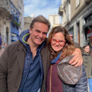 Amaro Gómez-Pablos Instagram - Mi abrazo, mi amor y mi enorme admiración hacia mi hermana @rebecasinclair hoy en 🦘🇦🇺🦘Australia... y de ¡¡Cumpleaños!! Valiente y de convicciones... marchó a ese continente enamorada y dando un salto al vacío para construir una preciosa familia. Lejos pero no distante, se afana por estrechar esos miles de kilómetros y nos recuerda a todos lo que es “hacer” familia, empeñando la palabra, siempre estando... una lección de coherencia y amor. Love ❤️ you!!! Besos. Y más besos. Happy, Happy B’Day!!!