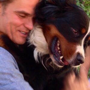 Amaro Gómez-Pablos Instagram - Hace una semana perdí a uno de mis más buenos amigos... 12 años juntos, inseparables, no había necesidad de hablar porque nos intuíamos el uno al otro. Melenas al viento, siempre con prestancia y “pretoriano” o fiel hasta la médula, juntos nos aventuramos a todo, mar y montaña. “Manolo” se llamaba, optando por lo simple pese a un nombre rimbombante en su acta de nacimiento que también le hacía justicia, “Alpencross a Kind of Magic”. Adivino de mis pesares y mis alegrías. Cómplices en largos abrazos que se traducían en épicas caminatas o una tarde de lectura a mis pies... Custodio natural de mis hijos, especialmente de Julieta. Pocas veces he conocido a un ser más noble. Los boyeros viven unos 8 años. Manolo puso 4 más por lealtad y bajo los cuidados de Marisa Saval cuando me separé. Torrentes de amor que le dieron más larga vida. Estoy tan agradecido. Lloro su partida, si, pero celebro también nuestra larga amistad... una amistad que quizá venía de antes, y que quizá vuelva a repetirse en otra vida.