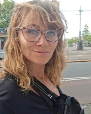 Amaya Forch Instagram - Ayer subí unas fotos parecidas a ésta aquí en instagram.
Varias mujeres escribieron cosas como : "qué le pasó" "tiene la piel seca" "mal ese color de pelo" "ha cambiado". 
Hoy desperté y leí todos esos comentarios. 
No saben ná !!! Entre medio de ese pelo tan seco y feo que me comentan tengo lleeeeeeeno de canas. Atrohhhhh.
Más de cerca mi piel no es seca , está arrugada. Obvio. 
Tengo pecas pero también manchas porque soy muy sensible al sol. De hecho tomo unas pastillas especiales porque tengo tendencia a producir queratosis actínicas que si no se sacan se transforman en muy malas.
Pero además de aquello que les perturba al nivel de escribirme cosas que de seguro no me dirían mirándome a los ojos, me pasó y me pasa que : 
me importa menos el cómo me veo que el cómo me siento. Me preocupa más estar sana que verme joven. Le dedico más tiempo a humectar mis ojos con emociones cargadas de alegría que a humectar mi ego. En cuanto a mis colores me gusta ponerle colorsssss a todo. Lo natural, bueno, sí , lo soy, sobre todo en este mundo tan falso de las apariencias y la invasión que se viene de la AI.
Y a la edad , uf , espero seguir cumpliendo muchos más y cuando sea viejita me traten con amorssss.
Y perdón pero termino dándoles un consejo yo. 
No pierdan el tiempo con comentarios mala onda. No aportan ni al otro ni a ustedes. Pa qué ?! De qué les sirve ? La vida es más linda con amor. Que tengan un gran día.

Ahhh , post data : encuentro que estoy entera reeeeeeca. Chaito.