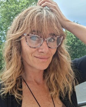 Amaya Forch Instagram - El pelo crece. 
Hace casi dos años me lo cortaron muuuuuy corto y tiñeron negro para el personaje de Cecilia. 
Hace dos años justo y paseando por Europa como hoy, me preguntaba cuándo volvería a actuar. 
Hoy me miro al espejo y he vuelto a ser yo. Y me pregunto ....cuándo tendré la suerte de ser nuevamente otra ? Y si nunca vuelve a suceder ? 
Soy ésta ? Soy esa que es otras ? Soy la que anhela ? Soy la que sueña ? Sigo siendo yo si dejo de hacer todo lo que me define ? O tan sólo soy la viajera chascona ? Tá pelúo.