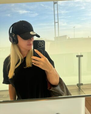 Amélie Neten Instagram - J’ai pris l’avion aujourd’hui et j’ai regardé par le hublot. 
Je t’ai imaginée en train de me regarder aussi à travers le hublot. 
J’ai imaginé te voir rigoler, danser, maman 🕊️❤️
Tu me manques à mort. Dans quelques jours, ça fera malheureusement déjà un an, maman. 
Je sais que tu m’aides à avancer et surtout, tu me montres que tu es là avec tes signes. Je t’aime, maman ❤️ Mais j’ai tellement dur