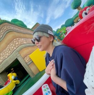 Ami Oonuki Instagram - 先日、東京でのデビュー公演が無事終了して、知り合い友達会社の人にえらい褒められた、CHEMISTRYとのコラボユニット・パフィストリーの解散ライブが、来る7/6大阪なんばハッチで行われます‼️もう解散！はやー！そんなこともあるよねー！とはいえ、惜しまれながら生きて行くでお馴染みのパフィーちゃんは先日一緒にUSJに一緒に行って来たよー！ユニヴォーソーストゥーディオズジャペーン！由美ちゃん初のニンテンドーワールドの瞬間に立ち会えてしあわせ🩵
#puffy #puffyamiyumi #USJ #universalstudiosjapan #nolimit #1枚目はヨッシーに乗る肌加工済みのアミとヨッシー村 #肌加工してる理由としてはアミだけメイク済みでヨッシー村がノーメイクだから優しさ #2枚目はスーパーニンテンドーワールドに続くトンネルに初めて潜入のヨッシー村 #3枚目はトンネルを抜けてスーパーニンテンドーワールドを目の当たりにしてはしゃぐヨッシー村 #4枚目は1枚目に続いてニンテンドーワールドに感無量のヨッシー村