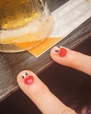 Ami Oonuki Instagram - 今回もスーパーネイリスト・ミホちゃん @mihonails の来日に合わせて、ビヨンセになるべく可愛いネイルにしてもらいました🩵 ベースのピンクはミホちゃんのブランドの上品可愛いピンク💅 そしてどんな状況でも可愛い顔を付けてもろた👀👄 これで益々ビヨンセ @beyonce に近づいたってわけ☺️
#puffy #puffyamiyumi #mihonails #beyonce #ミホちゃんいつも忙しい中ありがとう🫶 #日本帰ってくるたびに #ごはん屋さん片っ端から行こな #ちなみにわたしは深爪じゃなく #短いのが好きなのです #わたしほんとにbeyonceになれる日来るのかな… #眉毛ないし #でもこのカフェのグラス可愛かったな #ビキニでさ👙 #またおしゃれなカフェでゲラゲラ笑おな🤣 #photoby @mihonails