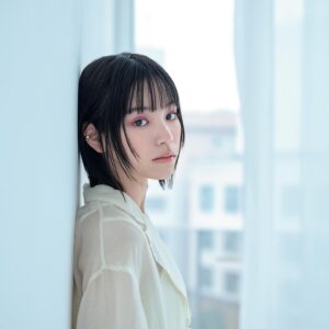 Ami Touma Instagram - 発売中の#美的 8月号に出させていただきました！
雨の日の落ち込んだ気分を上げてくれるようなメイクを紹介しています。
私は、雨の日を少しでも楽しめるよう、雨の日にしか見られない綺麗なものを探すようにしてます☔️
ぜひ見てみてください‼️
