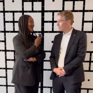 Aminata Touré Instagram - Ab heute bin ich offiziell stellvertretende Ministerpräsidentin in Schleswig-Holstein und ich freue mich auf die Aufgabe! Dazu habe ich direkt mal den Chef @mp.danielguenther gefragt, was für eine Erwartungshaltung er denn hat 😉. Swipe 👉🏾

Als schwarz-grüne Koalition arbeiten wir seit zwei Jahren sehr vertrauensvoll zusammen und genau so werden wir das die kommenden drei Jahre für das Land fortführen!