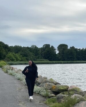 Aminata Touré Instagram - Dort leben, wo andere Urlaub machen und wiederum da auch Urlaub machen (und in Dänemark!!). 

Zur Entspannung kann ich empfehlen endlos viele Runden Ligretto zu spielen und dabei die Contenance zu bewahren (liebe Lara!!), Benedict Wells „Die Geschichten in uns“ zu lesen, aufs Meer zu schauen und Wassersportler*innen zuzugucken, einmal joggen zu gehen und zu glauben, man läuft evtl. doch noch nen Halbmarathon mit @l_petersdotter und den Gedanken wieder zu verwerfen und vor allem liebe Menschen um sich zu haben 🤍.