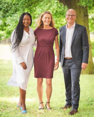 Aminata Touré Instagram - Künftig stellvertretende Ministerpräsidentin in Schleswig-Holstein sein zu dürfen, ist für mich eine absolute Ehre. Dieser Aufgabe werde ich mit vollem Herzblut und im Interesse der Menschen in Schleswig-Holstein nachkommen. 

Unsere neue Finanzministerin wird Silke Schneider sein. Ich freue mich sehr auf die Zusammenarbeit mit dir und ich weiß, dass du diese Aufgabe gewissenhaft und verantwortungsvoll erfüllen wirst. 

Wir stehen gesellschaftlich vor sehr großen Herausforderungen und in Teilen merken viele von uns schon tagtäglich die Veränderungen, die auf uns einwirken.
Umso wichtiger ist es, dass wir als Politiker*innen mit klarem Kompass unserer Verantwortung gerecht werden. 

Das ist der Anspruch dieser schwarz-grünen Koalition in der Vergangenheit gewesen und so wird es auch in Zukunft bleiben. 

Der offizielle Wechsel findet zum 1. August 2024 statt.