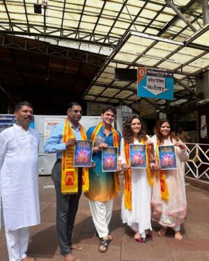 Amruta Khanvilkar Instagram - "वर्ल्ड ऑफ स्त्री" या पहिल्या नाट्य पदार्पणासाठी अमृताने घेतलं बाप्पाच दर्शन 🌸
@amrutakhanvilkar @ashishpatil_the_lavniking

#worldofstree #amrutakhanvikar #ashishpatil #purplemarathi #siddhivinayaktemple