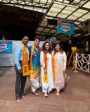 Amruta Khanvilkar Instagram - "वर्ल्ड ऑफ स्त्री" या पहिल्या नाट्य पदार्पणासाठी अमृताने घेतलं बाप्पाच दर्शन 🌸
@amrutakhanvilkar @ashishpatil_the_lavniking

#worldofstree #amrutakhanvikar #ashishpatil #purplemarathi #siddhivinayaktemple