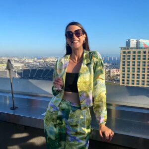 Amy Corbett Instagram - Throwing it back to post Comic Con Panel celebrations from the summer in my fave @neverfullydressed 2-piece 💚
Still haven’t posted much about San Diego Comic Con! Do you guys wanna see some of the best bits in a post??? 🙌

The boys were too busy comparing panel notes to join us for the pic 😂

#sandiegocomiccon #comiccon #sandiego #lego #legomasters #legomastersusa #legomastersfox #neverfullydressed