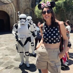 Amy Corbett Instagram - When you are trying to sneak a pic with the Stormtroopers and they ambush you 🤣🤣🤣
Gotta confessed, I’m an easy scare! 😳
#maythe4thbewithyou 

#starwars #legostarwars #disneyland