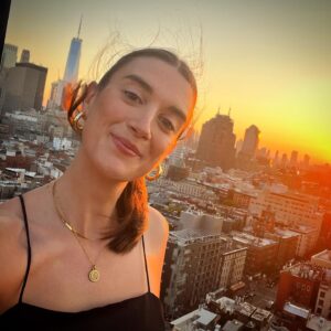 Amy Corbett Instagram - Good evening, NYC 🌆 🍎✈️
Always nice to have a visit stateside 🙌
PS- it was a little windy 🌬️ 💁‍♀️

#nyc #ny #iloveny #l♥️ny #travel #usa #city #rooftop #views
