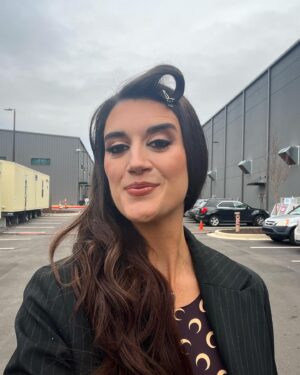 Amy Corbett Instagram - Behind the scenes on @legomastersfox 🎬 …the glam edition 💄 💁‍♀️✨
No matter how early the call time or how long the day is, my glam squad always make me look and feel my very best (even if it means early morning under eyepatches and crazy hairstyles for my lunchtime walks) 
Big shoutout to @bethpilgreen and @crystalbroedel for all the hard work and early morning giggles 🤭 
#ittakesavillage

#legomastersfox #legomastersusa #legomasters #bts #behindthescenes #glamsquad #makeup #beauty #thatglow #mystyle