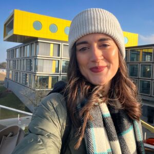Amy Corbett Instagram - Did you know that the LEGO brick comes from Denmark? Winters at LEGO HQ may be a little chilly, but with an office this colourful, we’re all smiles 😃 (a little bit of sunshine and wonderful colleagues helps too) 🙌🙌🙌
#lifeatlegohq #denmark #legolife #ilovemyjob