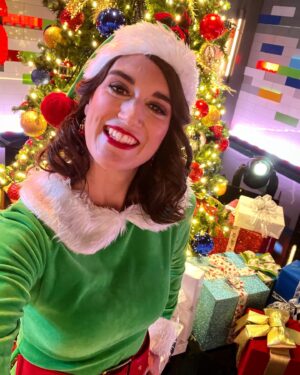 Amy Corbett Instagram - Channeling my best Zoe Deschanel vibes in these behind the scenes *elf-ies* from tonight’s Bricktacular episode 😂🧝🧑‍🎄 🤳 Hands up who’s excited to tune in for round 2, at 8/7c on @foxtv ??? 🇺🇸 🇨🇦 
.
.
.
#legomasters #legomastersfox #legomastersusa #legomastersbricktacular #holidays #happyholidays #holidaybricktacular #christmas #holidayvibes #lego #elf #elfie #zoedeschanel #elfontheshelf #goelfme #cosplay #dressup #costume #elfcostume #foxtv #realityshow
