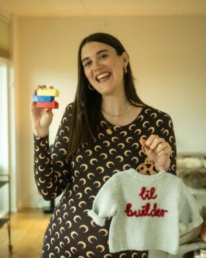 Amy Corbett Instagram - This Brickmaster is soon to become a Brickmama 👶♥️🥰 That’s right, my Lil’ Builder will be making their first appearance summer 2024! 

Today seemed like the perfect day to share the news (since it’s Mother’s Day in US and Denmark) Plus…I couldn’t keep it to myself any longer 🩷🧡💛💚🩵💜

It’s been a wild ride already, but couldn’t be more excited for this next amazing adventure and to meet my little one in a couple of months ♥️ Guess I had better get practising with some bigger bricks… 😂😂😅

#mothersday #mamatobe #mama #brickmama #babyonboard #duplo #build #play