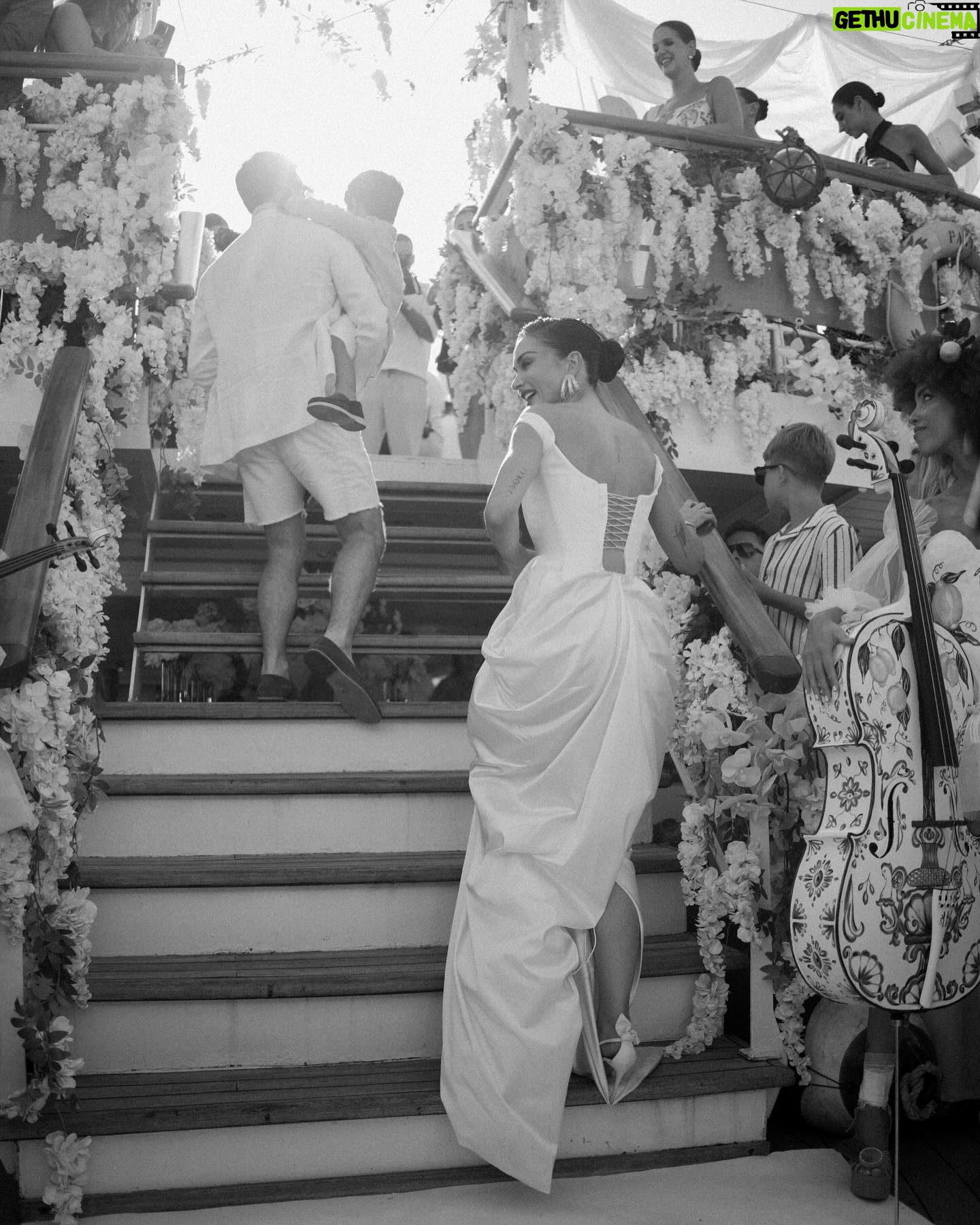 Amy Jackson - 1.4 Million Likes - Sailing into forever with you…
The first evening of our wedding celebration was a dream - Neapolitan street food and sushi by the epic Michelin Star chef Salavtore Lazzetta @rearrestaurant , never ending Spicy Margaritas, and dancing under the stars with our favourite people in the world.
📷 @corbingurkin