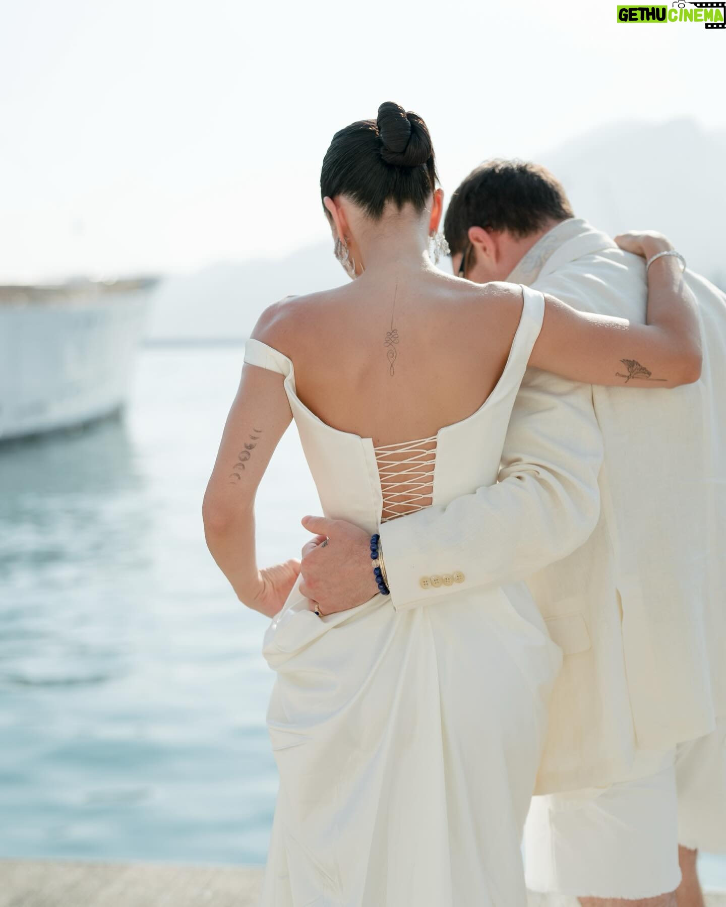 Amy Jackson - 1.4 Million Likes - Sailing into forever with you…
The first evening of our wedding celebration was a dream - Neapolitan street food and sushi by the epic Michelin Star chef Salavtore Lazzetta @rearrestaurant , never ending Spicy Margaritas, and dancing under the stars with our favourite people in the world.
📷 @corbingurkin
