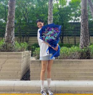 Amy Lo Instagram - 我用沙子蓋一座城堡
為什麼浪一來就不見了
我用沙子畫一幅畫
為什麼風一吹就不見了