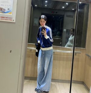 Amy Lo Instagram - 我用沙子蓋一座城堡
為什麼浪一來就不見了
我用沙子畫一幅畫
為什麼風一吹就不見了