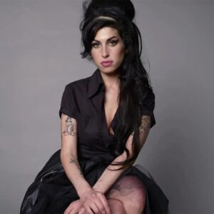 Amy Winehouse Instagram - Throughout Amy's musical career, her fashion sense depended on what was influencing her at that very moment. In the 'Frank' era, she wore a lot of vintage clothing often accompanied with hair scarves and high heels. For 'Back To Black', she drew inspiration from 1960's girl-groups like The Shangri-Las and The Ronettes. Her thick winged eyeliner, pin-up tattoos, ballet pumps and backcombed beehive-hairdo stapled Amy as a fashion icon that made her silhouette distinguishable around the world. 🖤